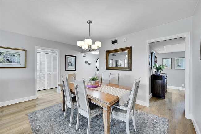 Building Photo - 4020 W Palm Aire Dr