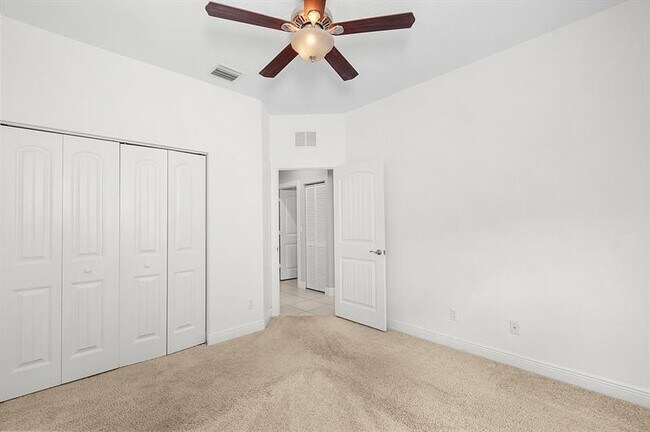 Building Photo - 5915 SE Entry Ct