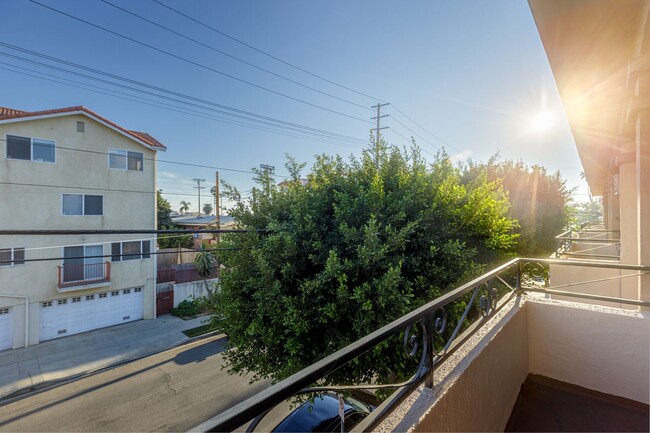 Building Photo - Cozy 2-Bedroom, 2-Bathroom in Los Angeles