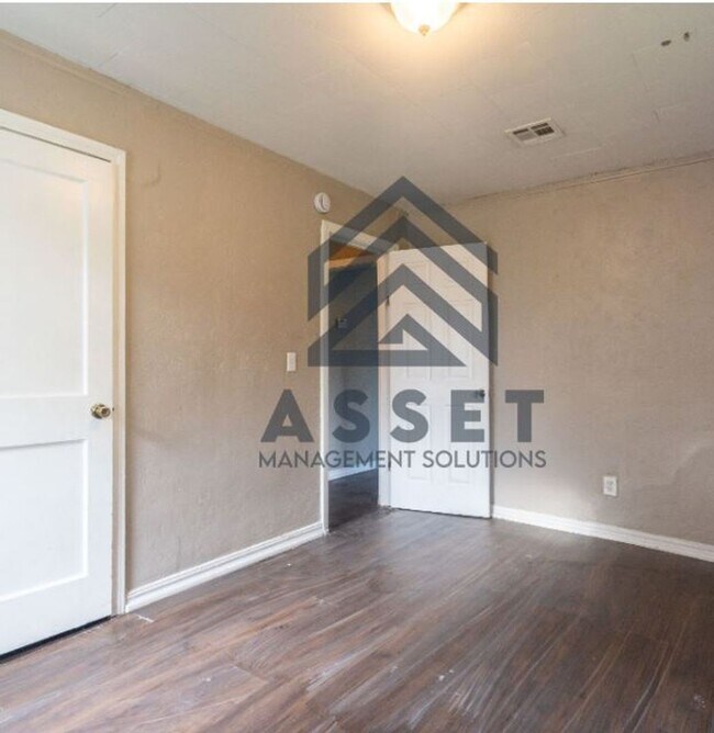 Building Photo - 316 E Harmon Dr