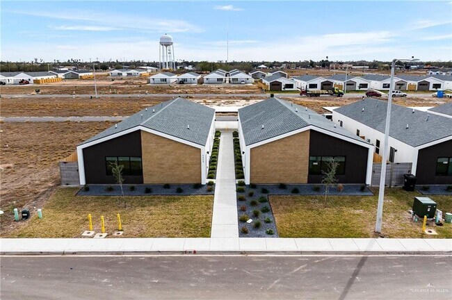 Building Photo - 16 Woodpecker Rd