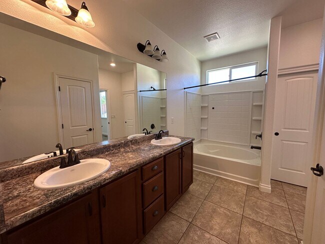 Building Photo - Beautiful Cold Springs Home