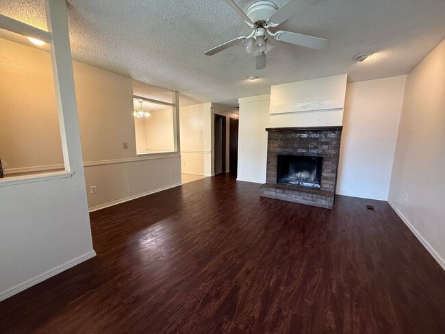 Building Photo - A 3 bed, 2 bath Duplex in Broken Arrow