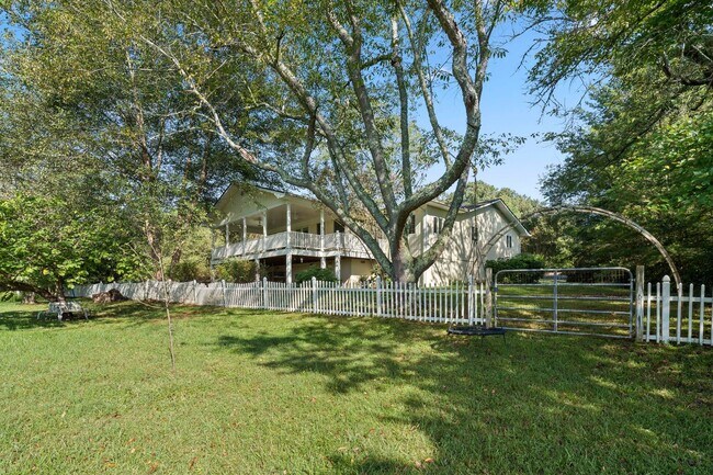 Building Photo - Spacious Updated Ranch