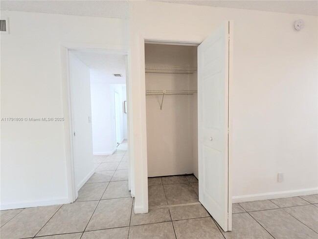 Building Photo - 310 Lakeview Dr