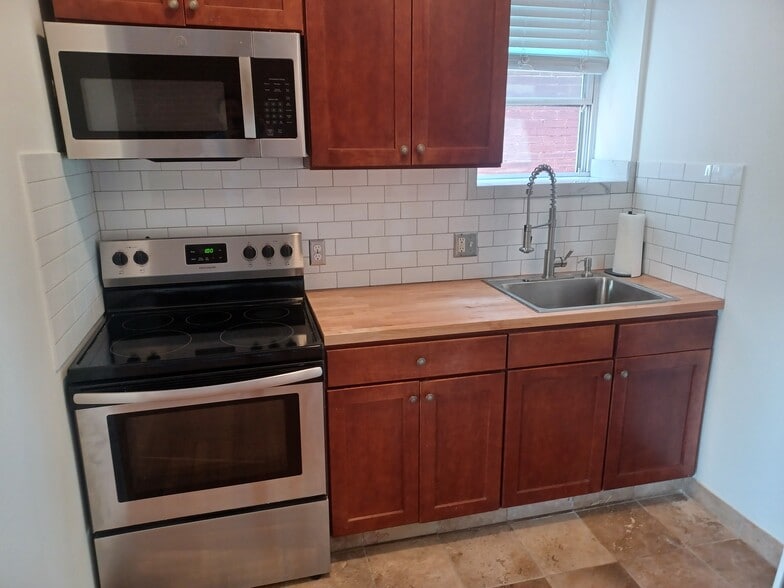 Kitchen - 4380 Chouteau Ave