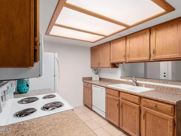 Building Photo - 2146 West Isabella #254