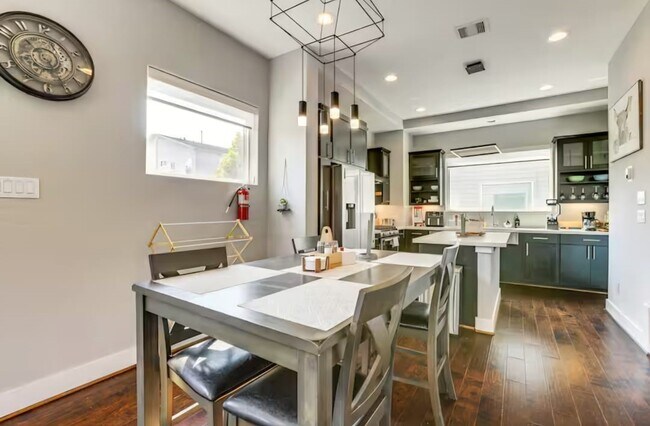 Building Photo - 3108 Baer St