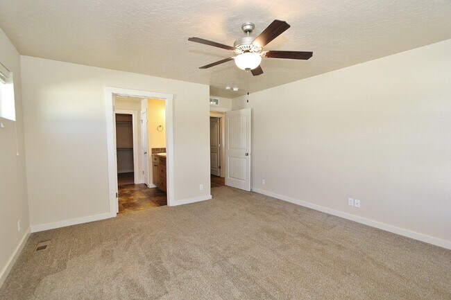 Building Photo - 4044 Queen Anne Dr