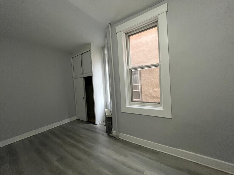 Building Photo - 186 Beacon Ave