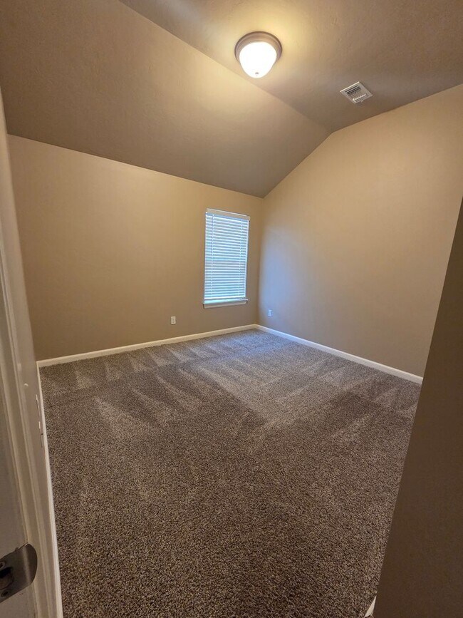 Building Photo - YUKON HOME MOVE IN SPECIAL! ?