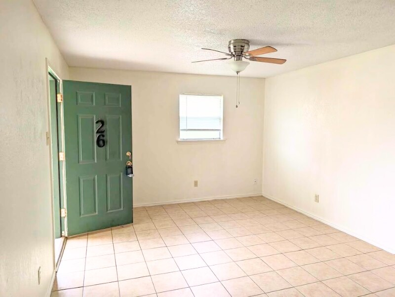 Building Photo - 505 Hackberry St