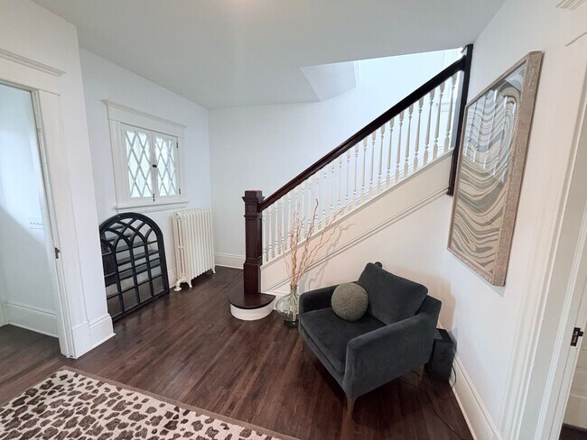 Building Photo - Gorgeous 3 Bedroom with Modern Upgrades!!