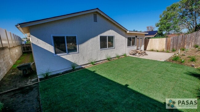 Building Photo - Fully Upgraded Mira Mesa Home w/solar panels, Garage, Washer/Dryer & Private Yard