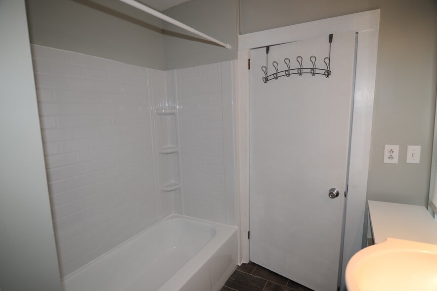 Building Photo - 375 Elm Ave