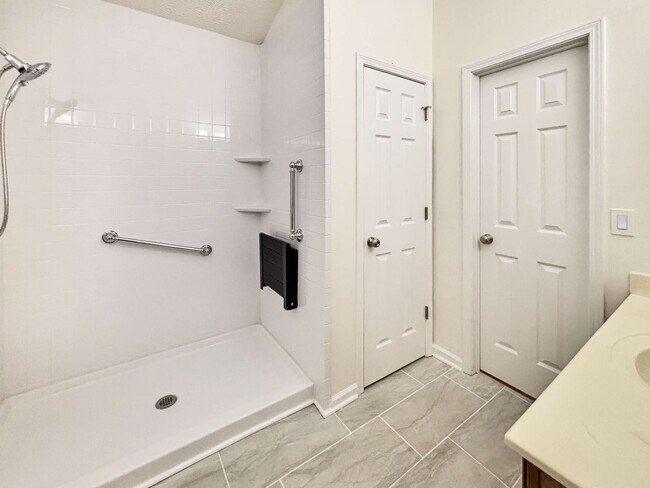 Building Photo - Spacious 5-Bedroom Home Near Lake Acworth!