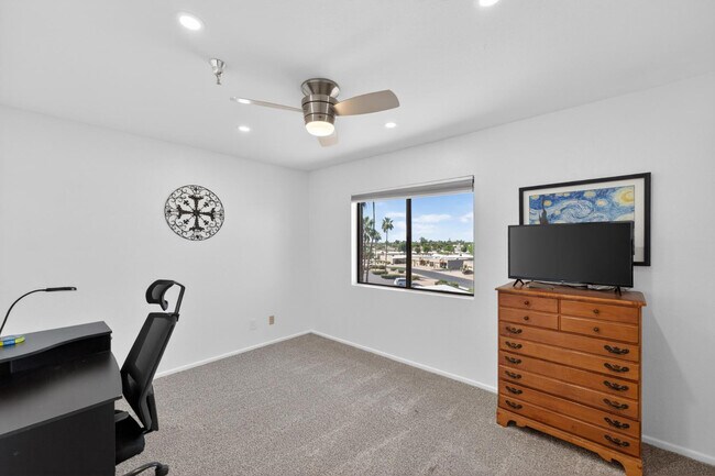 Building Photo - 425 S Parkcrest