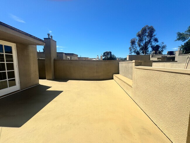 Building Photo - 13012 Riverside Dr