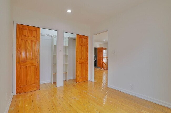 Building Photo - 108 Hutton St