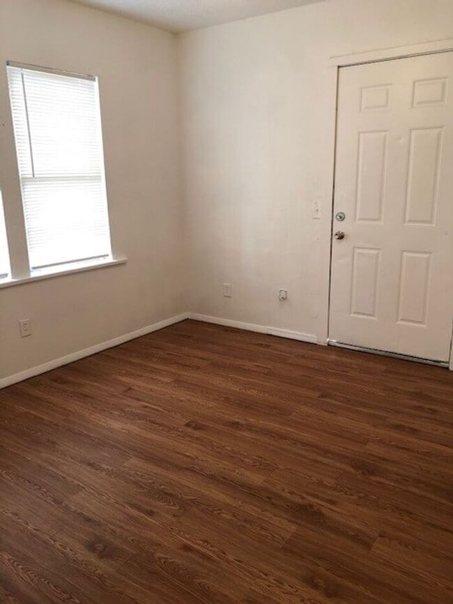 Building Photo - 1 BED 1 BATH COLLEGE HILL ADDITION