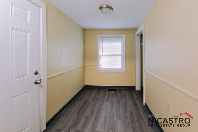 Building Photo - 252 E Lane Ave