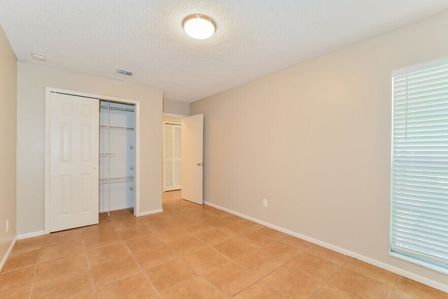 Building Photo - 1388 La Paloma Cir