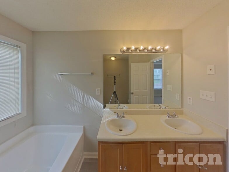 Building Photo - 7222 Brittany Way