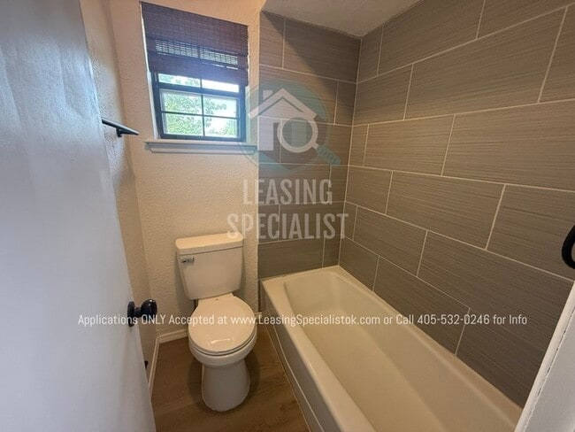 Building Photo - West Norman 2 Bed 1.5 Bath Townhouse Available for Your Immediate Move!