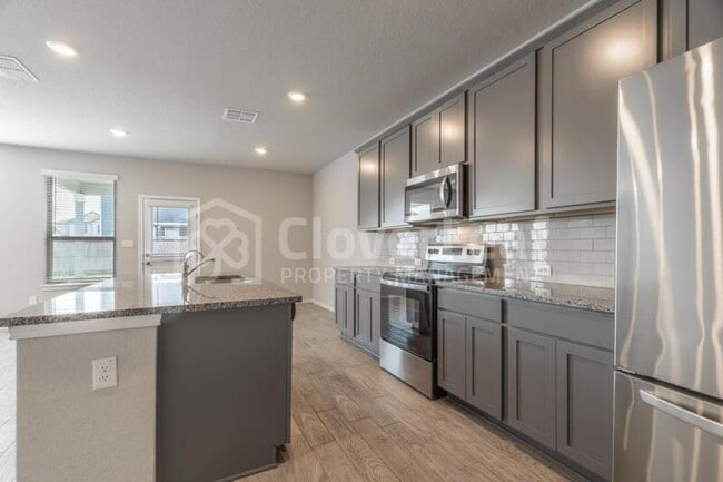 Building Photo - 2433 Ayers Dr