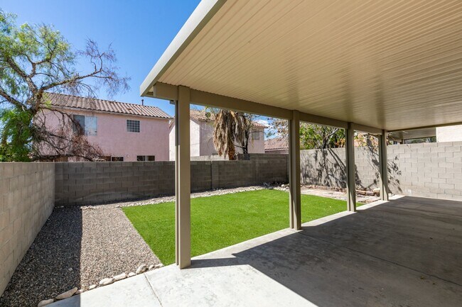 Building Photo - Stunning 4 bedroom, 2.5 bathroom
