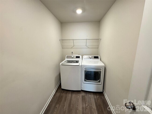 Building Photo - 2011 Weddington Pointe Dr