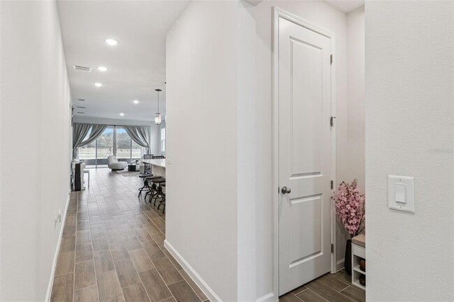 Building Photo - 654 Heritage Sq Dr