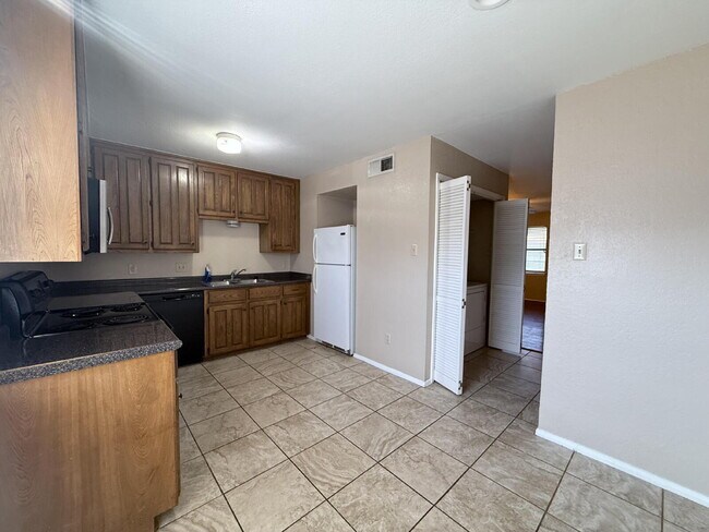 Building Photo - Spacious 2-Bed, 2.5-Bath Townhome in the B...