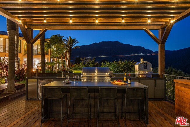 Building Photo - 5868 Zumirez Dr