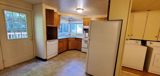 Building Photo - August Pre-lease - 5bd/2ba