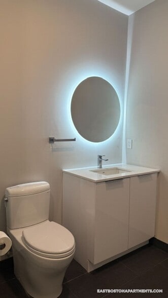 Building Photo - 656 Saratoga St