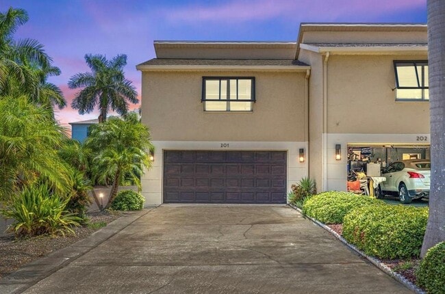 Primary Photo - 487 Pinellas Bayway S