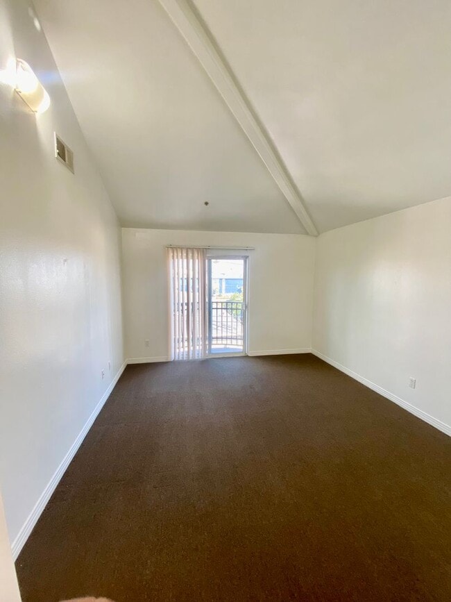 Building Photo - Spacious 4 Bed, 3 Bath Townhouse in Torran...