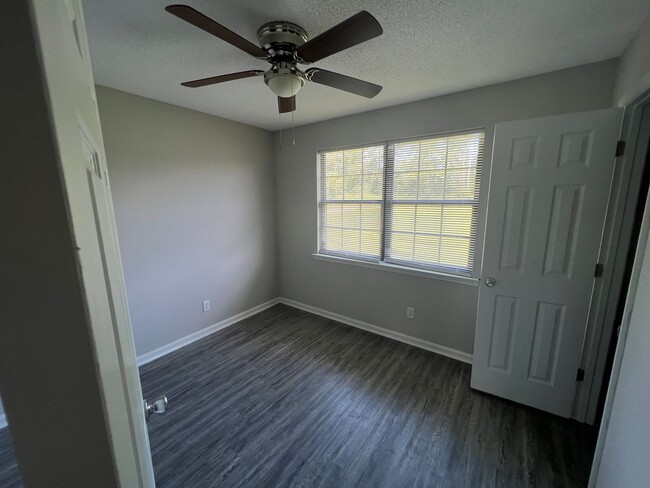 Building Photo - SPRING MOVE-IN SPECIAL: $500 OFF 1ST MONTH...