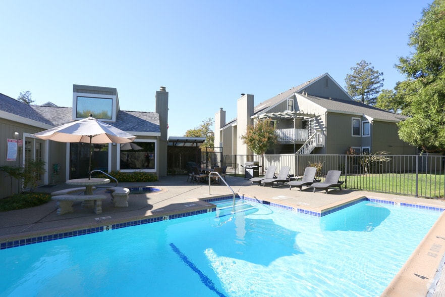 Primary Photo - Eastlake Apartments