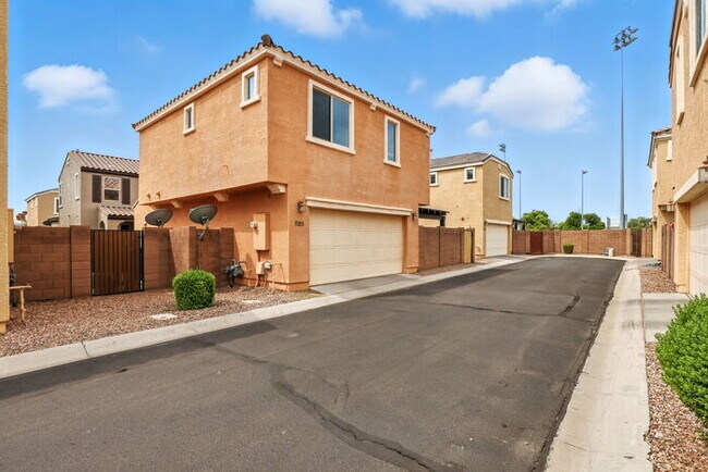 Building Photo - 2240 S Buckaroo Trail