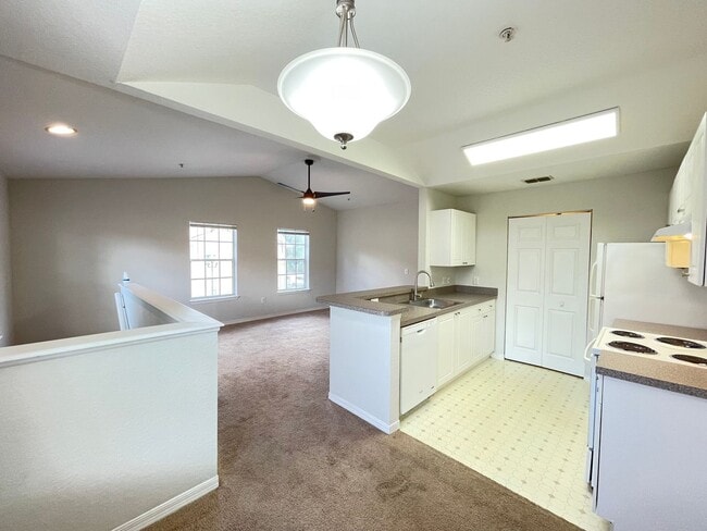 Building Photo - 1 Bedroom / 1 Bath Condo in Gated Community, Available Now!