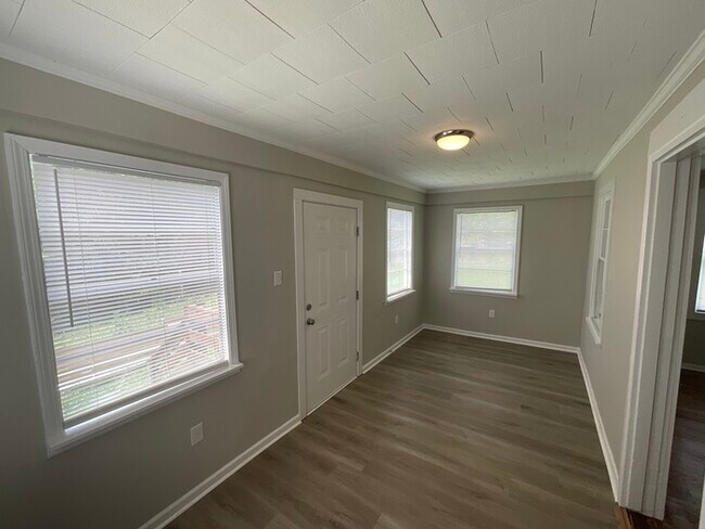 Building Photo - NOW OFFERING HALF OFF FIRST FULL MONTH IF ...