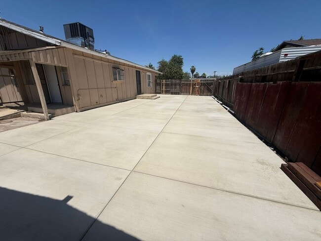 Building Photo - Central Bakersfield House Ready to move in!!!