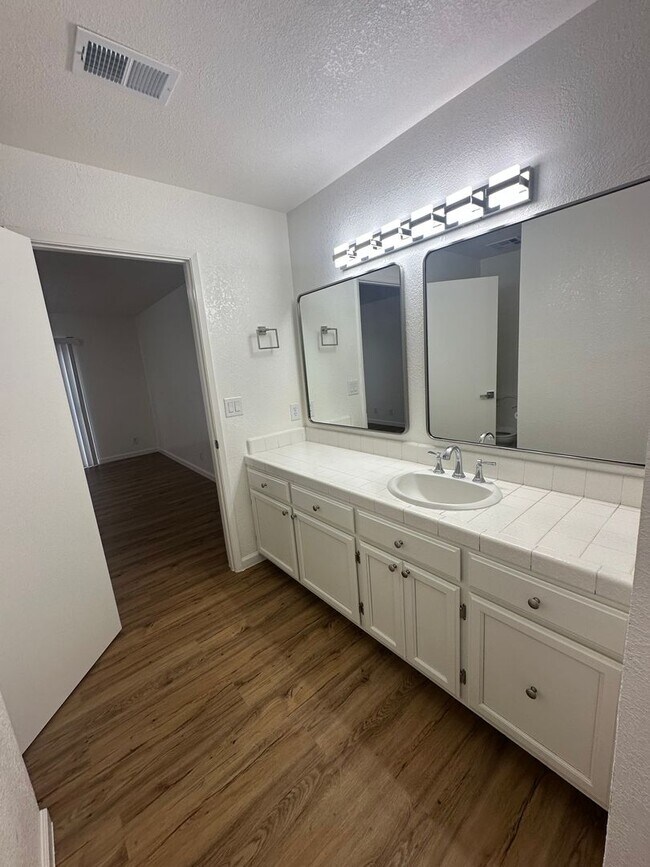 Building Photo - 547 De Leon Dr