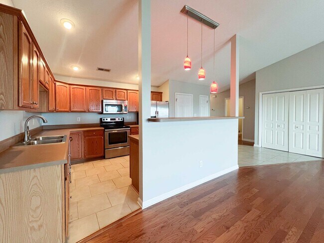 Building Photo - 2-Bedroom + office Condo Retreat with Pool Access