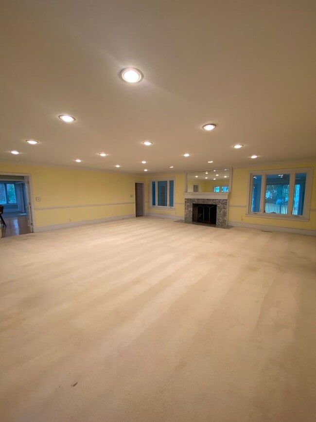 Building Photo - Beautiful 3 BR/2.5 BA Waterfront Home on Trent River!