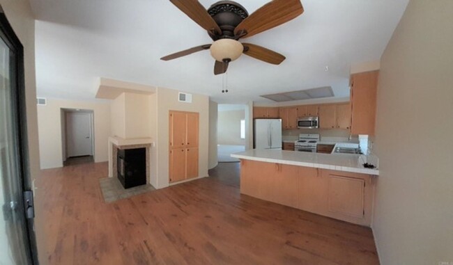 Building Photo - Move in Ready Rancho del Oro Home!