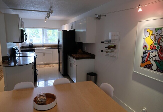 Building Photo - 611 E Woolbright Rd