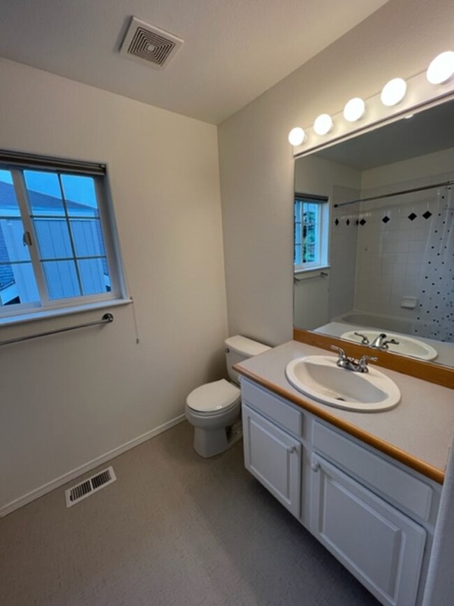 Building Photo - Beautiful 4 Bedroom Eagle River Home!